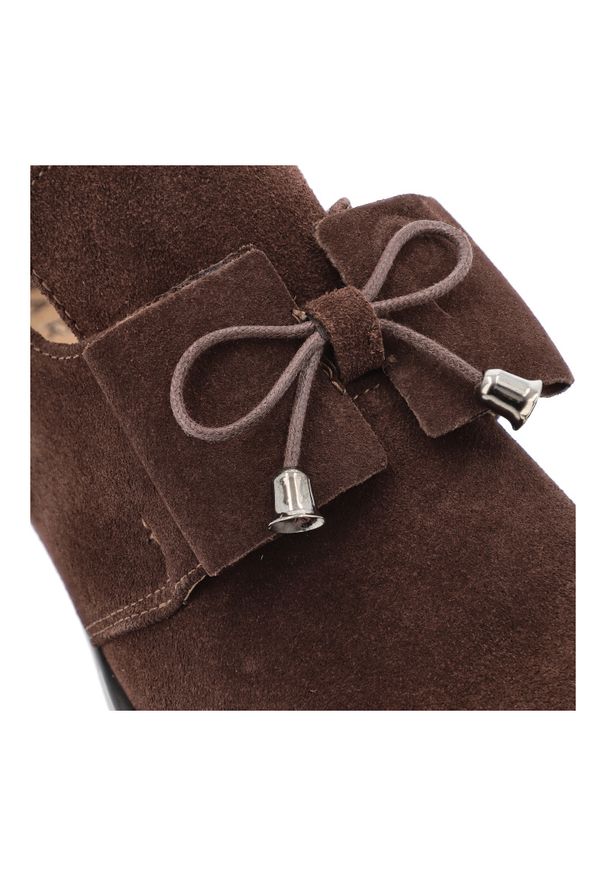 Czekoladowe Półbuty Armodo Eleganckie Damskie Obuwie Welurowe. Okazja: na spotkanie biznesowe. Kolor: brązowy. Materiał: welur. Szerokość cholewki: normalna. Wzór: geometria. Obcas: na obcasie. Styl: elegancki. Wysokość obcasa: średni