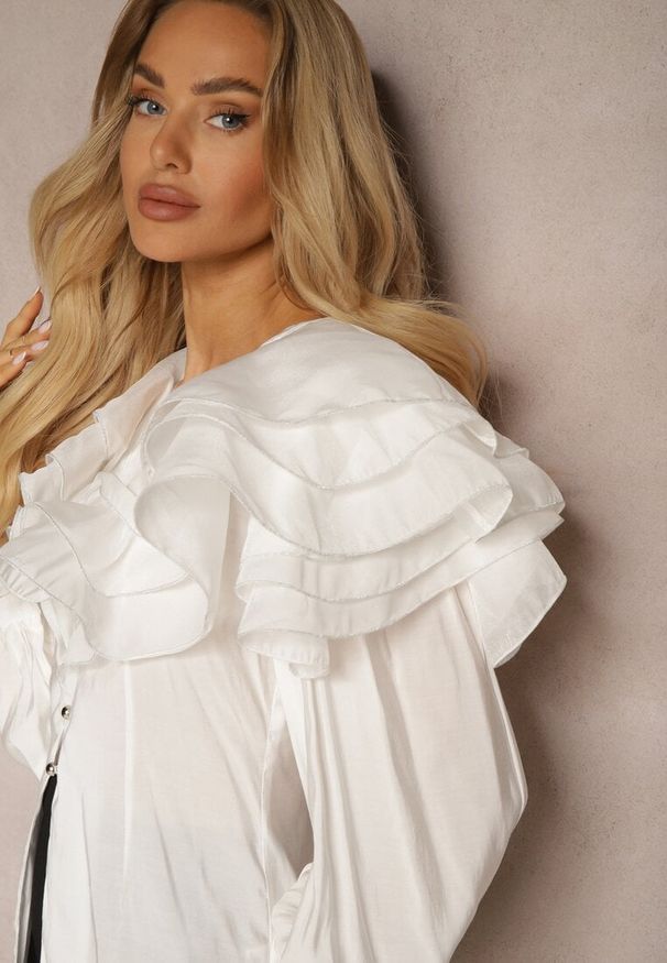 Renee - Biała Wieczorowa Koszula z Ozdobnymi Falbanami i Guzikami Lerellia. Okazja: na co dzień. Kolor: biały. Materiał: jeans. Styl: wizytowy