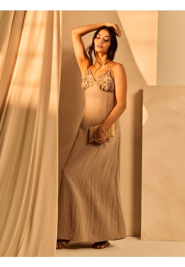 Sinsay - Sukienka na ramiączkach z wiskozą i domieszką lnu - kremowy. Kolor: kremowy. Materiał: wiskoza, len. Długość rękawa: na ramiączkach