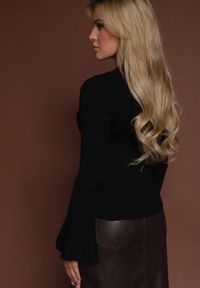 Renee - Czarny Sweter z Dzianiny w Prążki z Wiskozą z Rozszerzanymi Rękawami Sediane. Kolor: czarny. Materiał: wiskoza, dzianina. Wzór: prążki #8