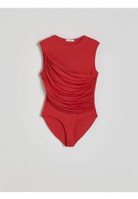 Reserved - Body z drapowaniem - czerwony. Kolor: czerwony. Materiał: dzianina, wiskoza