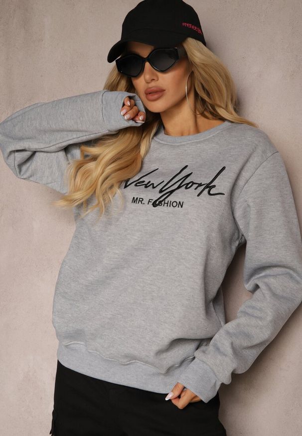 Renee - Szara Bluza z Bawełną i Polarem Ozdobiona Haftowanym Napisem Radela. Kolor: szary. Materiał: bawełna, polar. Długość rękawa: długi rękaw. Długość: długie. Wzór: aplikacja, napisy, haft. Styl: klasyczny, elegancki
