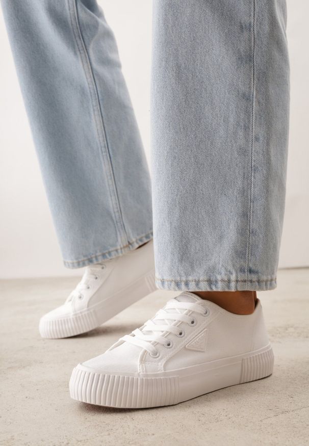 Born2be - Białe Trampki VICES na Grubej Podeszwie z Tłoczeniami z Trójkątną Aplikacją Bolirea. Nosek buta: okrągły. Zapięcie: sznurówki. Kolor: biały. Materiał: materiał. Wzór: aplikacja. Obcas: na obcasie. Wysokość obcasa: niski