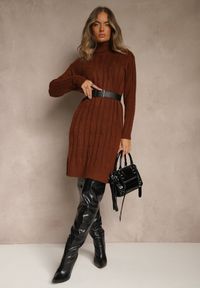 Renee - Brązowa Prążkowana Sukienka z Golfem z Dzianiny z Wełną Esandra. Okazja: na co dzień. Typ kołnierza: golf. Kolor: brązowy. Materiał: dzianina, wełna, prążkowany. Typ sukienki: proste. Styl: casual #5