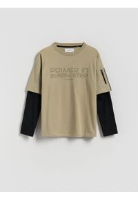Reserved - Longsleeve oversize - oliwkowy. Kolor: oliwkowy. Materiał: bawełna, włókno, dzianina. Długość rękawa: długi rękaw