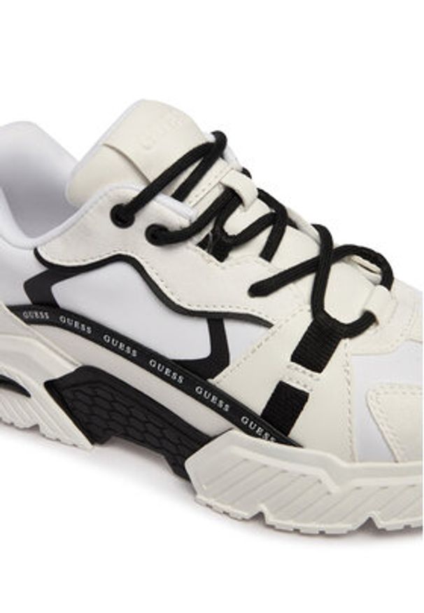Guess Sneakersy 181332 Czarny. Kolor: czarny. Materiał: materiał