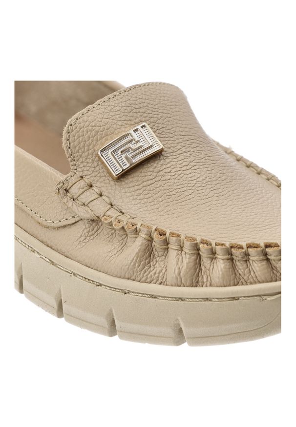 Mokasyny damskie Armodo, cholewka ze skóry naturalnej gładkiej klasyczna wsuwana konstrukcja z delikatnym przeszyciem, beżowe, 10167. Kolor: beżowy. Materiał: skóra. Szerokość cholewki: normalna. Wzór: gładki. Styl: klasyczny