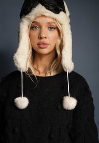 Renee - Czarny Sweter z Wełną i Wiskozą Ozdobiony Tłoczeniem i Kulkami Vaiannae. Kolor: czarny. Materiał: wiskoza, wełna. Wzór: aplikacja. Sezon: zima