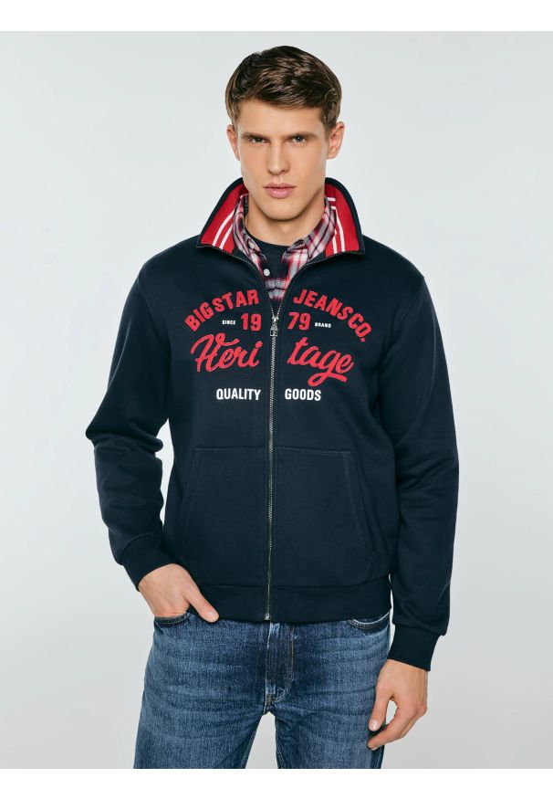 Big-Star - Bluza męska rozpinana z dużą aplikacją granatowa Shon 403. Okazja: na co dzień, do pracy, na spacer. Kolor: niebieski. Materiał: dzianina. Wzór: aplikacja. Styl: casual, sportowy