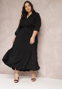 Renee - Czarna Kopertowa Sukienka z Gumką i Paskiem w Talii Zdobiona Plisowaniem Kaylina. Kolekcja: plus size. Kolor: czarny. Wzór: aplikacja. Typ sukienki: kopertowe