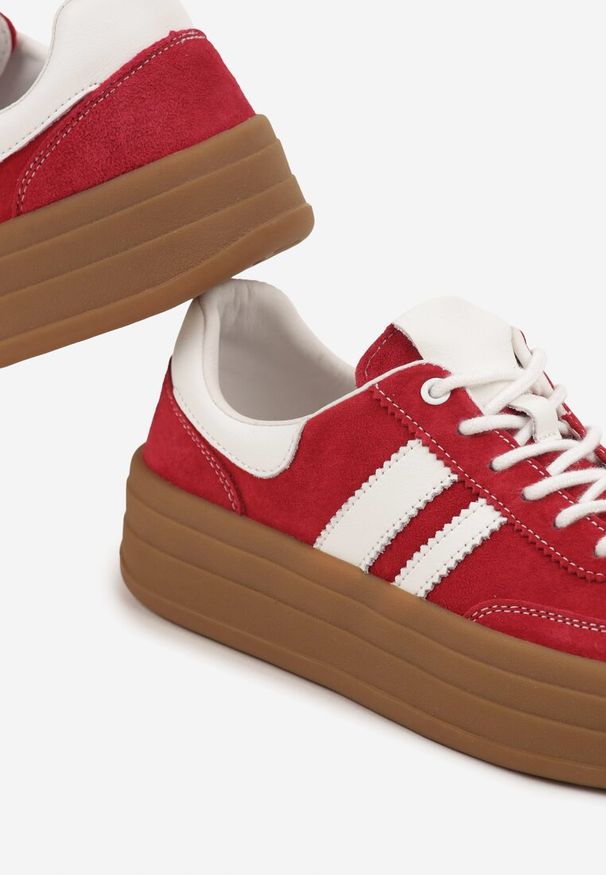 Born2be - Czerwone Zamszowe Sneakersy na Grubej Podeszwie z Paskami i Skórzaną Wkładką Felenne. Okazja: na co dzień. Zapięcie: pasek. Kolor: czerwony. Materiał: zamsz, skóra. Wzór: paski