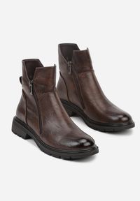 Born2be - Brązowe Asymetryczne Botki Zdobione Suwakiem i Wycięciami w Cholewce Balles. Okazja: na imprezę, na co dzień. Kolor: brązowy. Materiał: jeans. Szerokość cholewki: normalna. Wzór: aplikacja. Obcas: na obcasie. Styl: elegancki, casual, klasyczny. Wysokość obcasa: średni #5