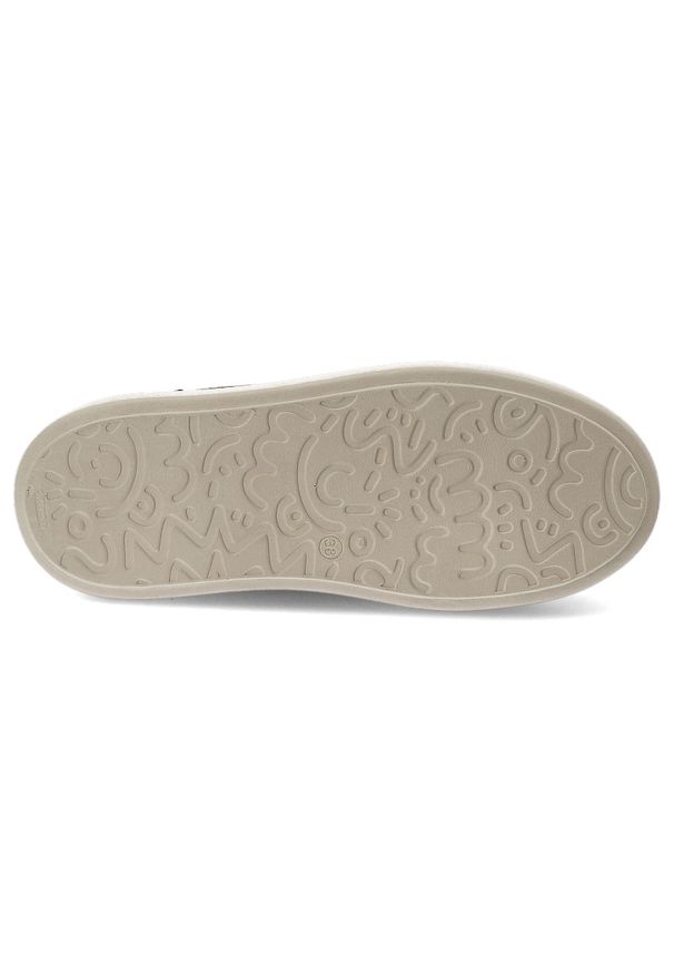 Sneakersy damskie Karino, skórzane z ozdobnym kwiatem na płaskiej podeszwie z okrągłym noskiem, mocca welur, 5729-015-P. Okazja: na co dzień. Nosek buta: okrągły. Kolor: brązowy. Materiał: skóra, welur. Szerokość cholewki: normalna. Wzór: kwiaty. Obcas: na płaskiej podeszwie. Styl: casual