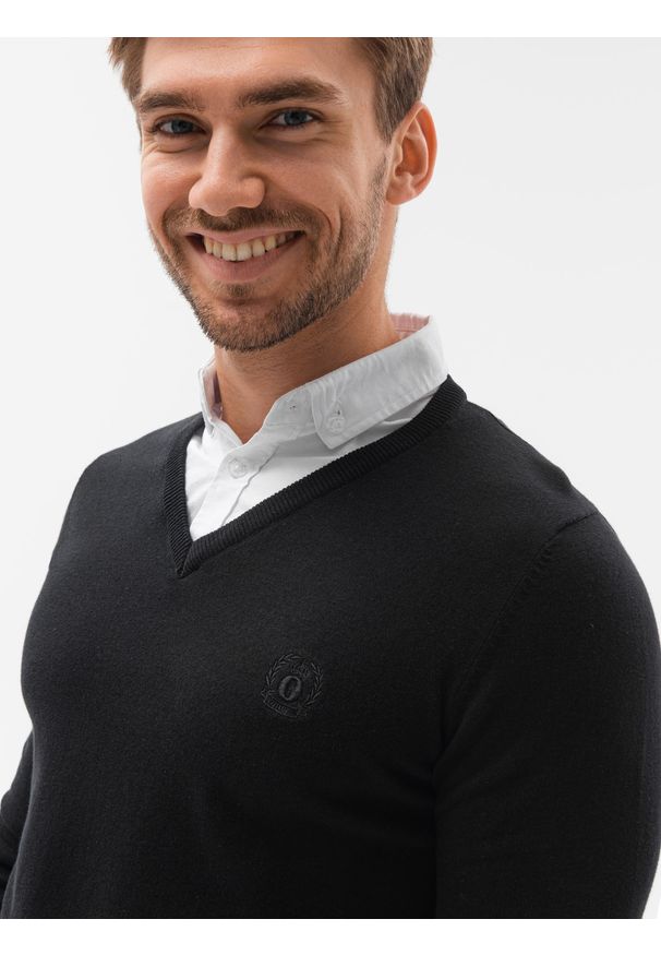 Ombre Clothing - Sweter męski E120 - czarny - XXL. Typ kołnierza: dekolt w serek, kołnierzyk koszulowy. Kolor: czarny. Materiał: bawełna, materiał, nylon. Styl: klasyczny