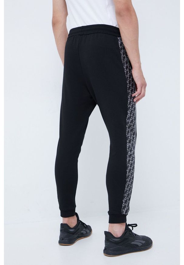 EA7 Emporio Armani spodnie dresowe bawełniane męskie kolor czarny z aplikacją. Kolor: czarny. Materiał: bawełna, dresówka. Wzór: aplikacja