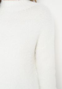 Born2be - Biały Sweter z Półgolfem i Dłuższym Włosiem Evassem. Kolor: biały. Materiał: dzianina. Długość rękawa: długi rękaw. Długość: długie #5