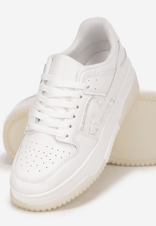 Born2be - Białe Sneakersy Ozdobione Futerkiem Verinne. Nosek buta: okrągły. Zapięcie: sznurówki. Kolor: biały. Materiał: futro. Wzór: aplikacja. Obcas: na obcasie. Wysokość obcasa: niski