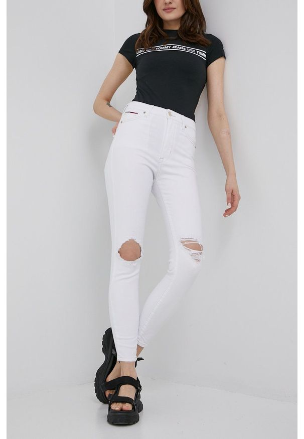 Tommy Jeans jeansy SYLVIA BF2292 damskie high waist. Stan: podwyższony. Kolor: biały