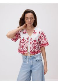 Reserved - Wiązana bluzka z haftowanym wzorem - czerwony. Kolor: czerwony. Materiał: tkanina, bawełna. Wzór: haft #1