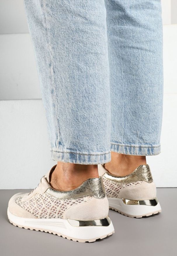 Renee - Beżowe Sneakersy z Ażurowym Zdobieniem i Metalicznymi Wstawkami Sesovienna. Okazja: na co dzień. Kolor: beżowy. Materiał: jeans. Wzór: aplikacja, ażurowy