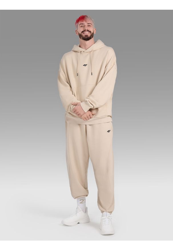 4f - 4F Spodnie dresowe joggery męskie 4F x Tomasz Fornal - beżowe L. Kolor: beżowy. Materiał: dresówka. Wzór: aplikacja. Sport: fitness