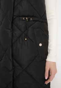 Born2be - Czarna Pikowana Kamizelka o Długim Kroju ze Stójką i Kieszeniami Avatheia. Okazja: na co dzień. Typ kołnierza: kołnierzyk stójkowy. Kolor: czarny. Materiał: jeans. Długość: długie. Wzór: aplikacja. Styl: elegancki, casual, klasyczny #4