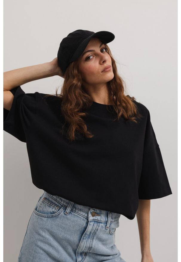 Marsala - Tshirt typu oversize w kolorze CZARNYM - ONLY. Kolor: czarny. Materiał: bawełna, elastan. Styl: klasyczny, elegancki