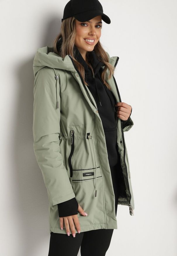 Born2be - Jasnozielona Kurtka Parka Zapinana na Napy Ściągana w Pasie Troczkami Arstilla. Okazja: na co dzień. Kolor: zielony. Materiał: dzianina, jeans. Styl: elegancki, casual