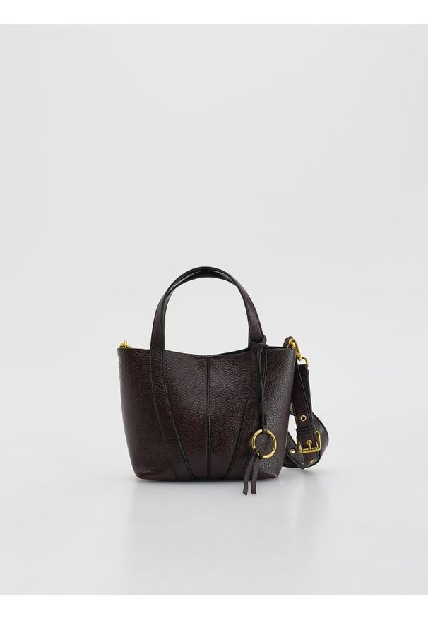 Reserved - Torebka shopper z zawieszką - mahoniowy. Kolor: brązowy. Materiał: skórzane