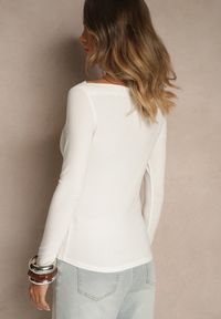 Renee - Biała Wiskozowa Bluzka Longsleeve z Dekoltem Typu Łódka Zaide. Kolor: biały. Materiał: wiskoza. Długość rękawa: długi rękaw. Styl: sportowy