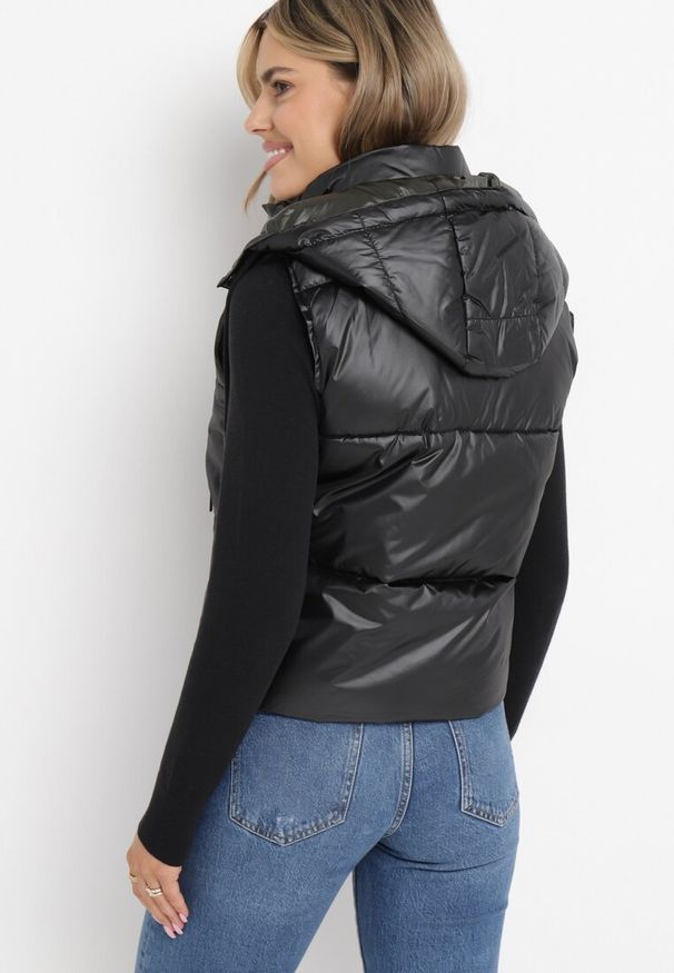 Born2be - Czarna Pikowana Kamizelka z Odpinanym Kapturem Winncea. Okazja: na co dzień. Kolor: czarny. Materiał: jeans. Styl: casual