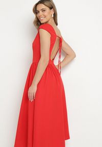 Born2be - Czerwona Sukienka o Rozkloszowanym Kroju z Wiązaniem i Dekoltem w Łódkę Aladriela. Okazja: na co dzień. Typ kołnierza: dekolt w łódkę. Kolor: czerwony. Długość rękawa: krótki rękaw. Sezon: wiosna, lato. Styl: klasyczny, casual #4
