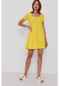 United Colors of Benetton - Sukienka. Kolor: żółty. Materiał: dzianina. Długość rękawa: krótki rękaw. Wzór: gładki. Typ sukienki: rozkloszowane. Długość: mini #3