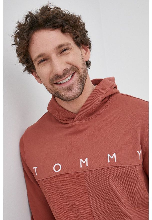 TOMMY HILFIGER - Tommy Hilfiger Bluza bawełniana męska kolor pomarańczowy z kapturem gładka. Okazja: na co dzień. Typ kołnierza: kaptur. Kolor: pomarańczowy. Materiał: bawełna. Wzór: gładki. Styl: casual