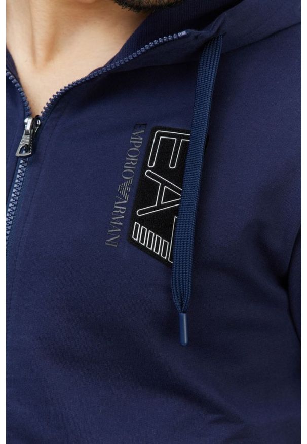 EA7 Emporio Armani - EA7 Granatowa bluza męska z wymiennym logo. Typ kołnierza: kaptur. Kolor: niebieski. Materiał: prążkowany. Wzór: aplikacja
