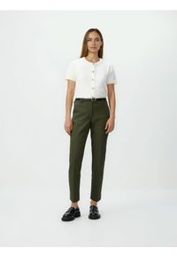 Reserved - Spodnie cygaretki z paskiem - ciemnozielony. Kolor: zielony. Materiał: tkanina, bawełna #1