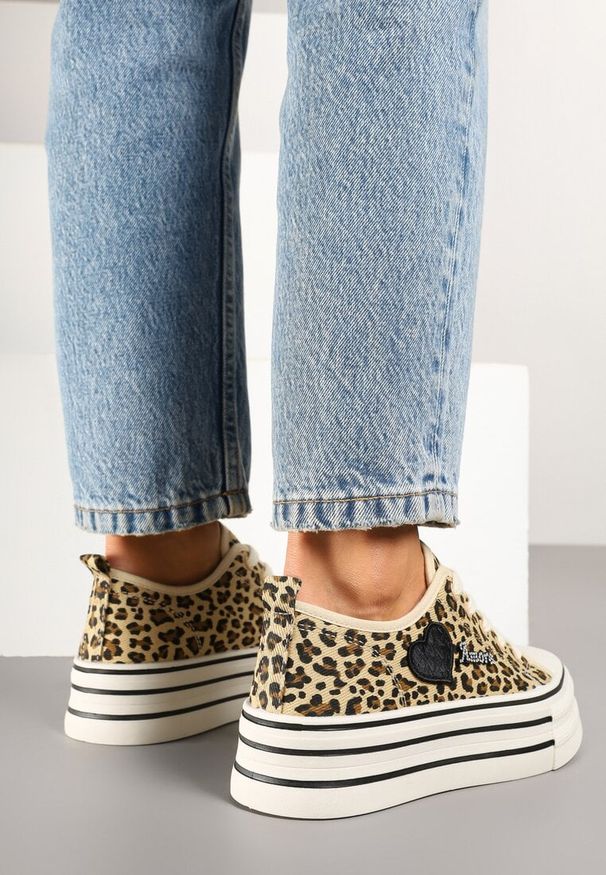 Born2be - Panterkowe Trampki na Platformie z Ozdobnym Napisem i Aplikacją Efena. Okazja: na co dzień. Materiał: jeans. Wzór: aplikacja, napisy. Obcas: na platformie. Styl: elegancki, casual