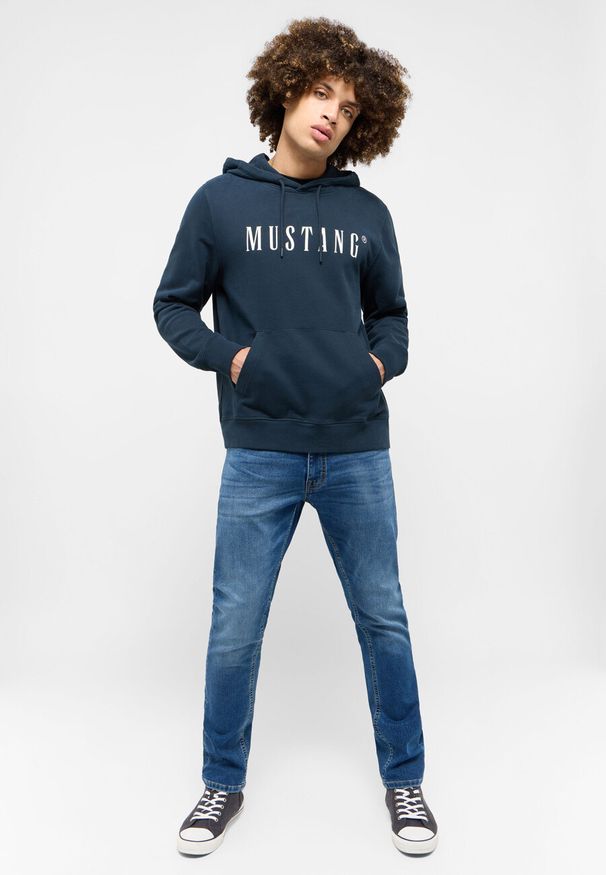 Mustang - MĘSKA BLUZA Z KAPTUREM MUSTANG LOGO Bronson Carbon 1014687 4135. Typ kołnierza: kaptur