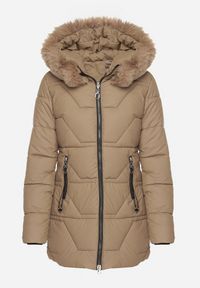 Born2be - Ciemnobeżowa Taliowana Kurtka Pikowana z Kapturem z Futrem Nalaseva. Okazja: na co dzień. Typ kołnierza: kaptur. Kolor: beżowy. Materiał: futro. Sezon: zima. Styl: casual, elegancki #2