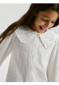 Reserved - Koszula z perłową aplikacją - złamana biel. Kolor: biały. Materiał: bawełna. Wzór: aplikacja #1