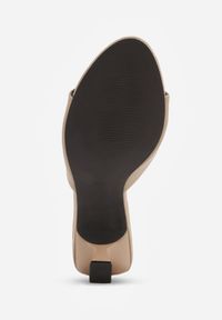 Renee - Ciemnobeżowe Klapki Peep Toe na Obcasie Kaczuszka Calinetta. Nosek buta: otwarty. Kolor: beżowy. Materiał: koronka. Obcas: na obcasie. Styl: klasyczny. Wysokość obcasa: średni #4