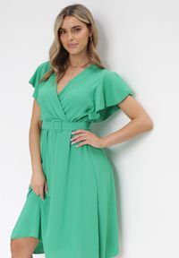 Born2be - Zielona Sukienka z Kopertowym Dekoltem i Paskiem Sizue. Kolor: zielony. Typ sukienki: kopertowe