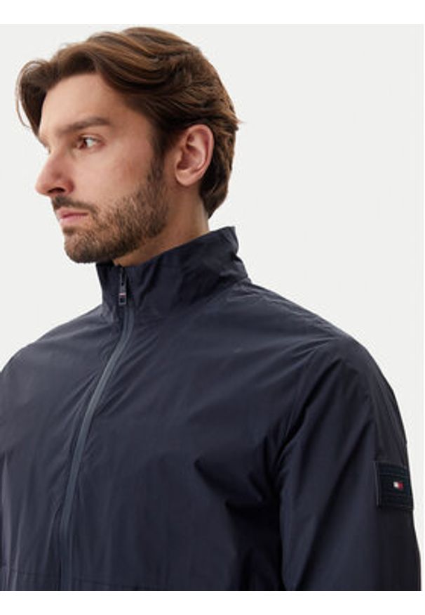 TOMMY HILFIGER - Tommy Hilfiger Kurtka przejściowa MW0MW39198 Granatowy Regular Fit. Kolor: niebieski. Materiał: syntetyk