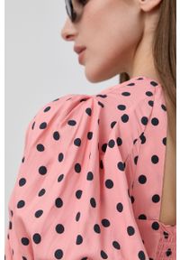 For Love & Lemons Bluzka z płatków róż damska kolor różowy wzorzysta. Kolor: różowy. Materiał: materiał, tkanina. Długość rękawa: krótki rękaw. Długość: krótkie