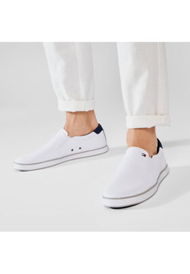 TOMMY HILFIGER - Tommy Hilfiger Tenisówki Harlow 2D FM0FM00597 Biały. Kolor: biały. Materiał: materiał