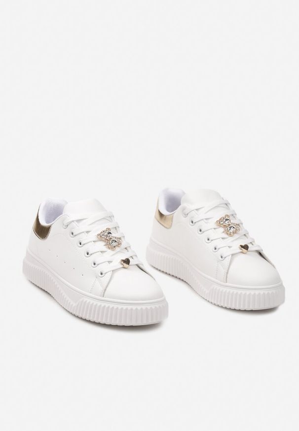 Born2be - Biało-Złote Sneakersy na Grubej Podeszwie ze Wstawką z Ekozamszu i Aplikacją Metalowego Misia Mirnella. Okazja: na co dzień. Zapięcie: sznurówki. Kolor: biały. Materiał: jeans. Wzór: aplikacja