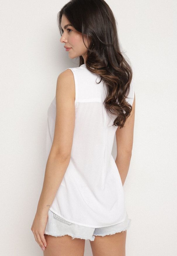 Born2be - Biała Wiskozowa Bluzka Ozdobiona Wycięciem Tilonira. Okazja: na co dzień. Kolor: biały. Materiał: wiskoza. Wzór: aplikacja. Styl: casual, klasyczny, elegancki