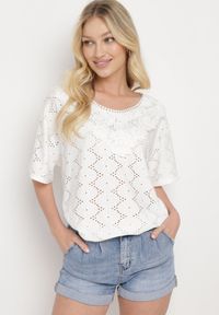 Born2be - Biały Klasyczny Ażurowy T-shirt z Krótkim Rękawem Ninnia. Okazja: na spotkanie biznesowe, na co dzień. Kolor: biały. Materiał: jeans. Długość rękawa: krótki rękaw. Długość: krótkie. Wzór: ażurowy. Styl: klasyczny #6