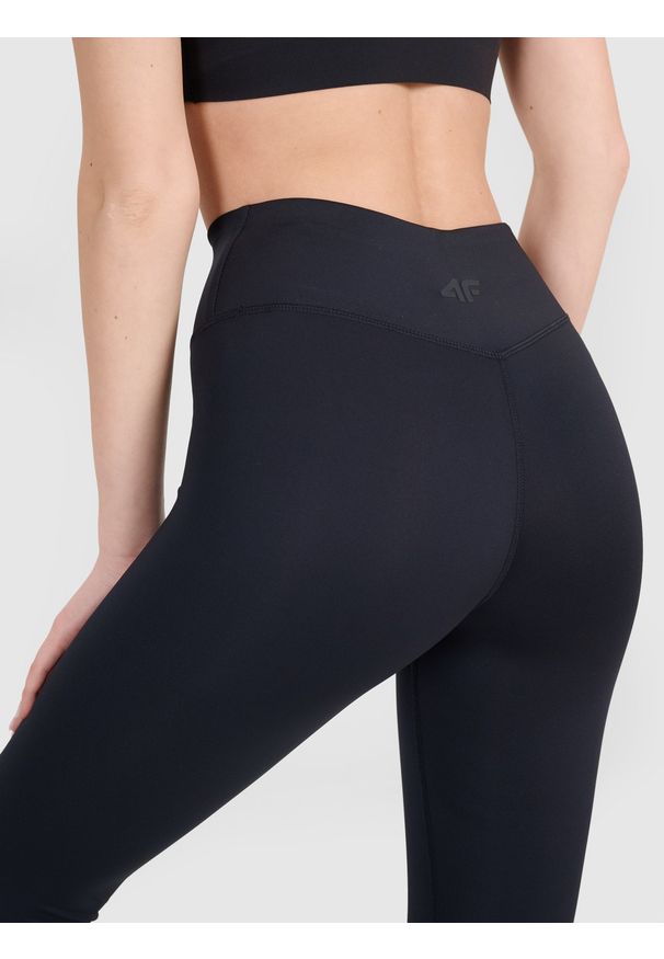4f - 4F Legginsy treningowe damskie - czarne L. Kolor: czarny. Materiał: materiał, syntetyk, dzianina, włókno, elastan. Wzór: ze splotem, jednolity, gładki. Sport: fitness