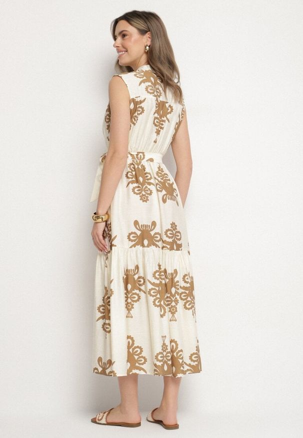 Born2be - Jasnobeżowa Rozkloszowana Sukienka z Wiskozy z Wiązanym Paskiem w Etniczny Wzór Mirinora. Okazja: na co dzień. Typ kołnierza: dekolt w kształcie V. Kolor: beżowy. Materiał: wiskoza. Styl: casual, boho, elegancki, klasyczny